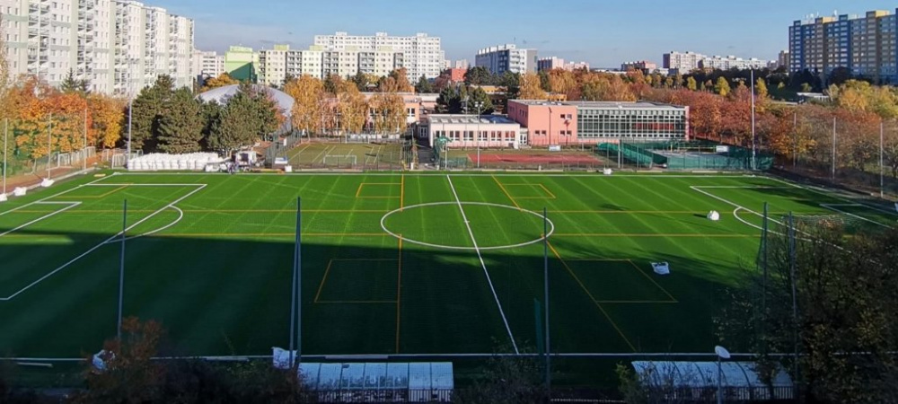 Dokončuje se rekonstrukce fotbalového hřiště u ZŠ Mikulova, herní zóna ve Sportovním areálu Hrabákova je konečně hotová