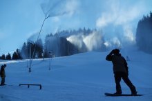 Nový rok si navzdory počasí užívali lyžaři na svahu v areálu na Bublavě 