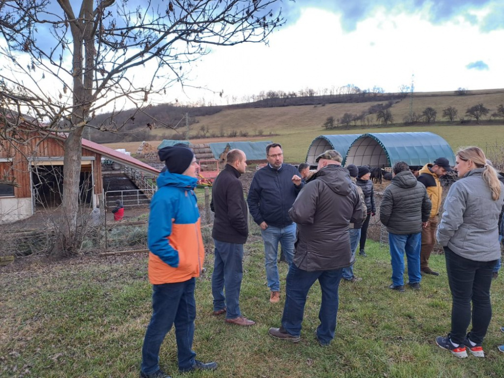 Michal Kučera mezi místními farmáři