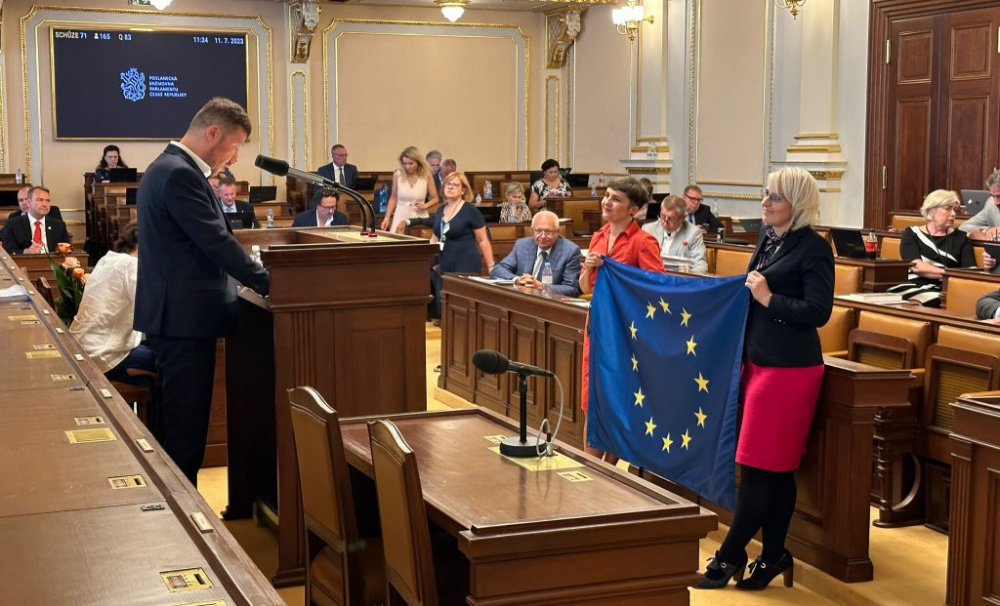 Tichý protest. Poslankyně se před řečnícího Okamuru postavily s vlajkou EU