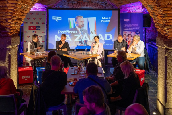 Besedy se studenty, návštěvy inspirativních firem, debata s veřejností a mnoho dalšího – politici TOP 09 navštívili Jihočeský kraj