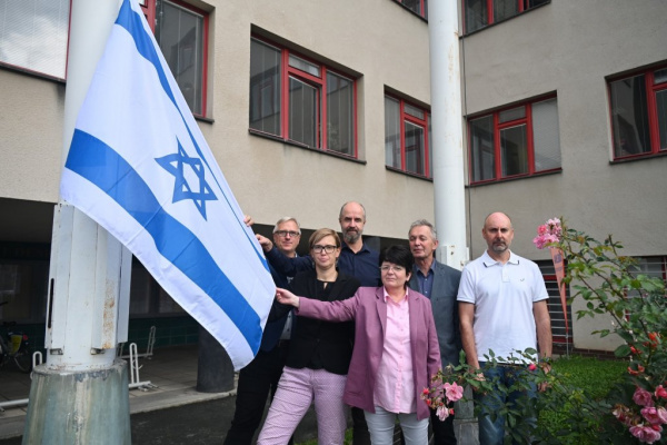 Před hradeckým magistrátem vlaje izraelská vlajka