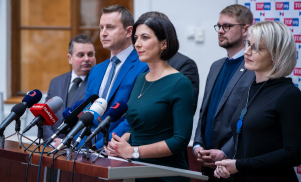 STAN fauluje a střílí do vlastní brány, říká Pekarová Adamová