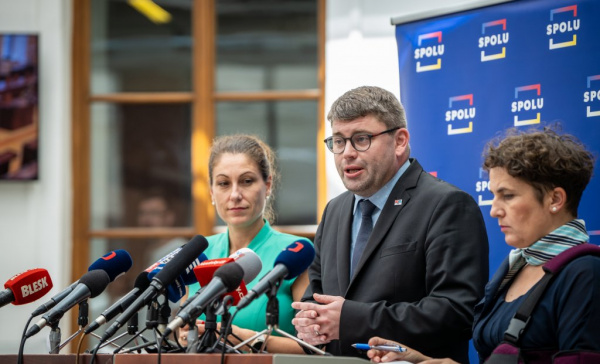 Koncesionářské poplatky se nehnuly přes 20 let, namítá poslanec Jakob