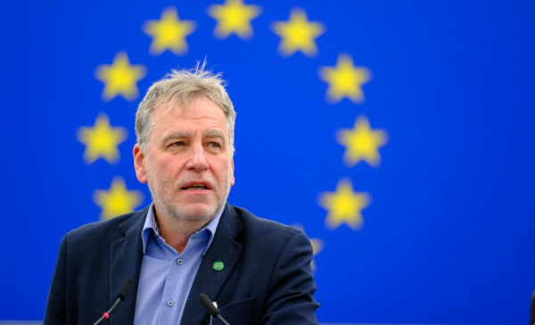 Vzhledem ke kolísavosti cen ropy není zdražení benzinu o dvě koruny nic šokujícího, říká europoslanec