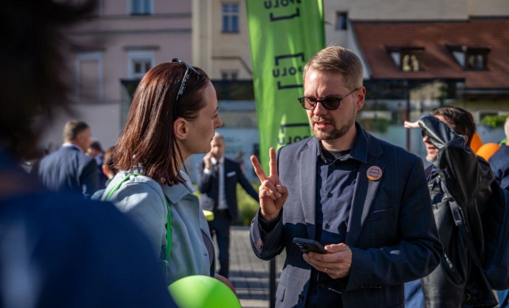 Jak platit školníky a kuchařky? Zacyklená debata, říká Havel