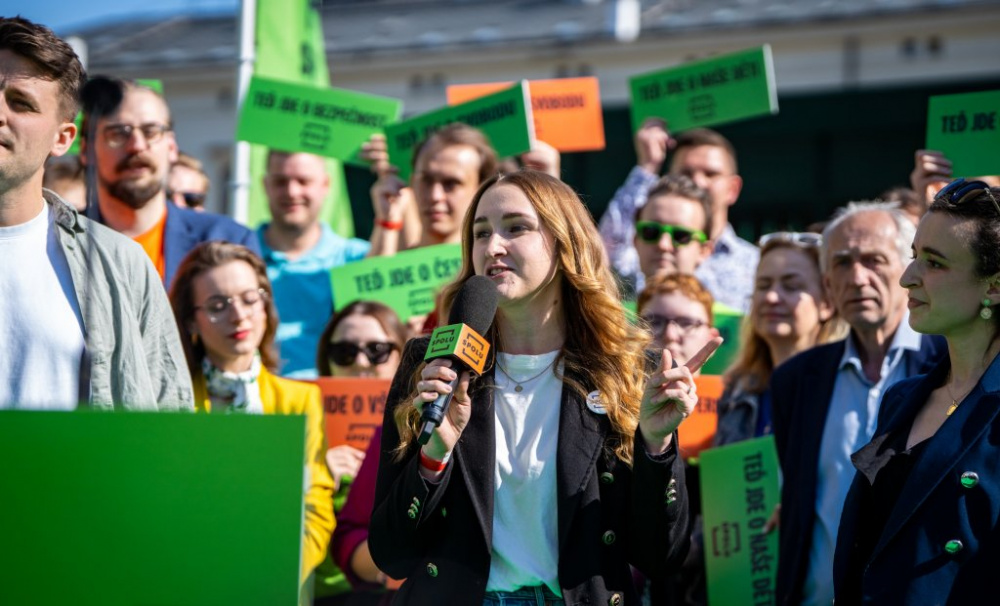 Mladá kandidátka Pastorková: Babiš a Okamura dehonestují instituce a podkopávají demokracii