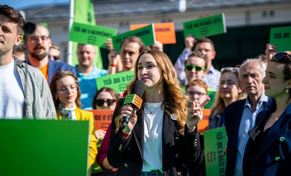 Mladá kandidátka Pastorková: Babiš a Okamura dehonestují instituce a podkopávají demokracii