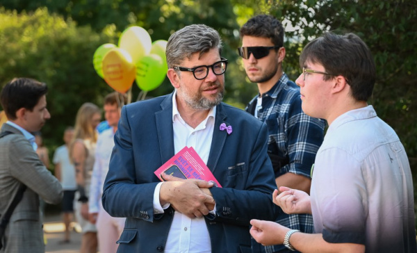 Jiří Pospíšil: V 50 letech přebaluju a zpívám ukolébavky. Ve Sněmovně chci být liberálním hlasem