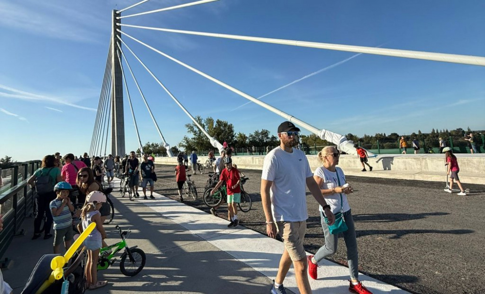 Obchvat Pardubic se blíží k dokončení. Tisíce lidí si prošly novou trasu i největší lanový most v Česku