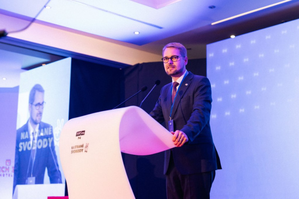 Po 32 letech je v čele parlamentní strany Hradečák. Havel se stal předsedou TOP 09