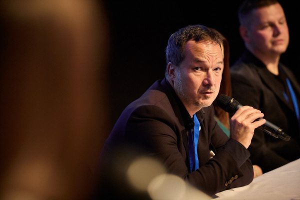 Švédský stůl místo fronty s tácy. Jak se mění školní jídelny