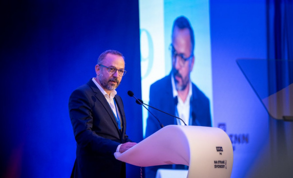 To jste nakopíroval přesně to, co napsali v Rusku? Vondráček to schytal za slova o Trumpově plánu