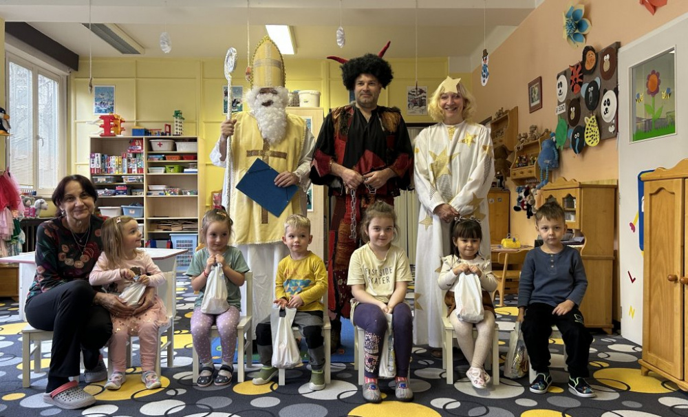 Mikuláš, anděl a čert z TOP 09 přišel do dětské nemocnice už po sedmnácté