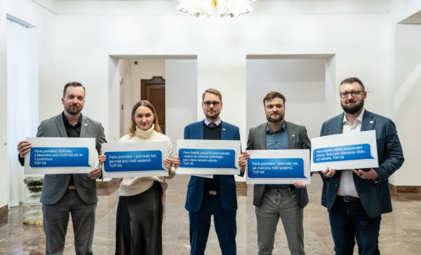 Arogantní SMS a vláda národní ostudy. TOP&nbsp;09 chce konec Babišova chaosu