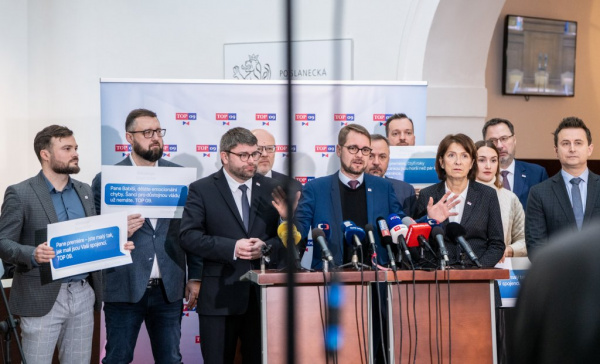 Vládní koalice je pevná, přesto snaha opozice není zbytečná, míní šéf TOP&nbsp;09