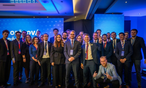 Čtyři roky války: TOP tým spojuje mladé politiky a spouští velkou sbírku na Ukrajinu. Cílem je 400 tisíc korun