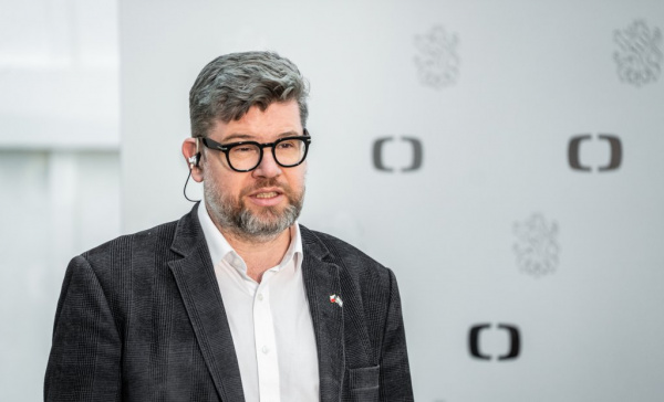 Ponižuje vlastního ministra. Turek je buď nebezpečný, nebo směšný, rozvášnil se Pospíšil