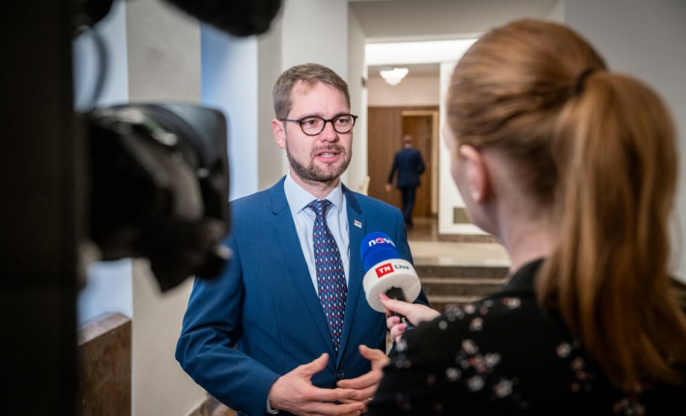 Okamura má jako šéf Sněmovny dobrý plat. Za ty peníze ale nic nedělá, kritizuje Havel