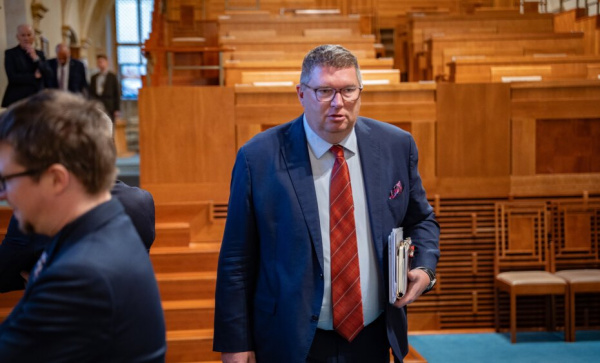 Jde o&nbsp;rozmělnění odpovědnosti, chybí i kontrolní mechanismy, kritizuje senátor Třetina zákon o&nbsp;vládní regulaci cen pohonných hmot