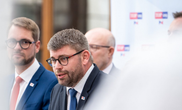Je absurdní, když nás o&nbsp;vlastenectví poučují lidé, kteří relativizují ruskou agresi, řekl Jakob