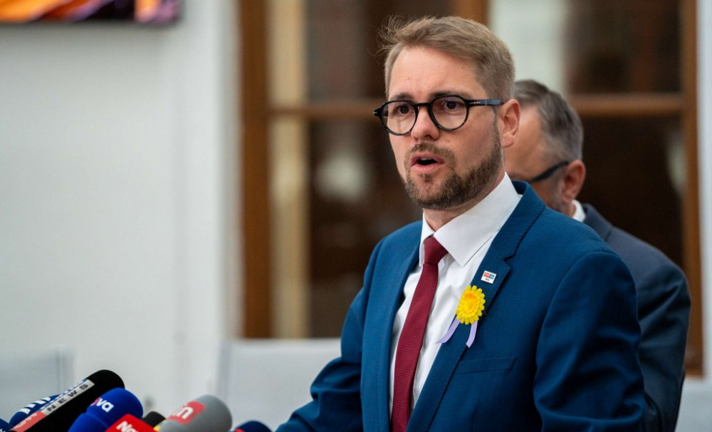 SPD: Copak si Němci dělají sjezd v&nbsp;Osvětimi? To vy se objímáte s&nbsp;fašisty, řekl Havel