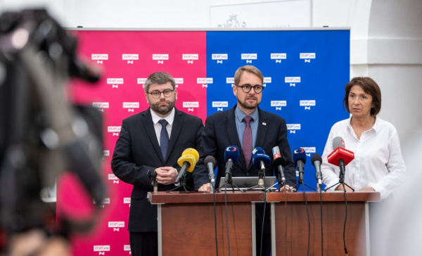 TOP&nbsp;09: ANO, SPD a Motoristé chtějí ušít zákon o&nbsp;střetu zájmů na míru Andreji Babišovi. Sněmovna dnes řeší také chaos kolem stavebního zákona
